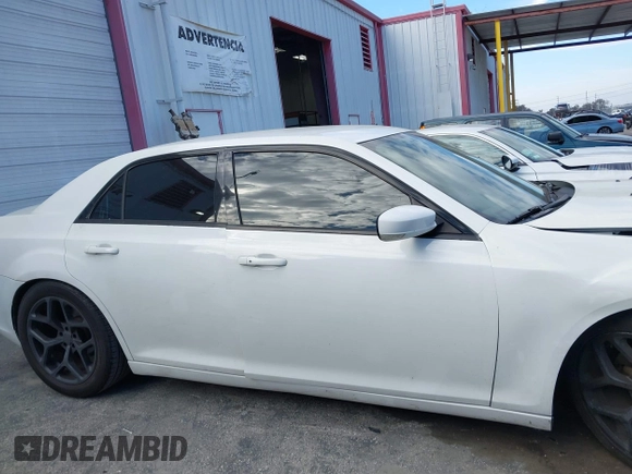 2014 Chrysler 300 S z VIN 2C3CCABG5EH344712, wystawiony jako IAAI lot #41594011 z przebiegiem 173 310 mil mil oraz . Historia ofert i sprzedaży dostępna na DreamBid. Obrazek 13.