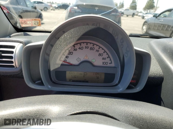 2009 Smart fortwo Pure z VIN WMEEJ31X79K272757, wystawiony jako Copart lot #54772585 z przebiegiem 100 977 mil mil oraz Szkoda całkowita • Salvage title. Historia ofert i sprzedaży dostępna na DreamBid. Obrazek 9.