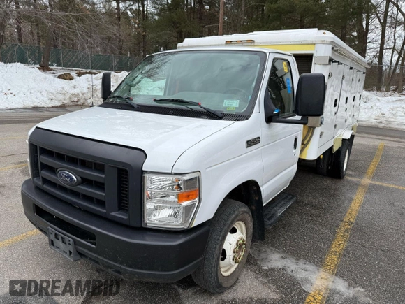 2018 Ford Econoline Commercial z VIN 1FDXE4FS9JDC33221, wystawiony jako Copart lot #47133205 z przebiegiem 117 611 mil mil oraz Czysty tytuł • Clean title. Historia ofert i sprzedaży dostępna na DreamBid. Obrazek 2.