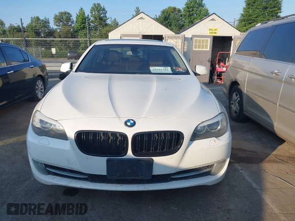 2013 BMW 5 Series 528i xDrive с VIN WBAXH5C53DDW11955, выставлен на аукционе IAAI как лот 42601785 с пробегом 147 925 миль миль и . История ставок и продаж доступна на DreamBid. Изображение 12.