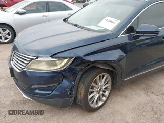 2015 Lincoln MKC z VIN 5LMCJ1A92FUJ36590, wystawiony jako IAAI lot #42130054 z przebiegiem 121 681 mil mil oraz . Historia ofert i sprzedaży dostępna na DreamBid. Obrazek 6.