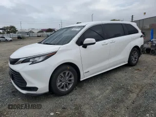 2021 Toyota Sienna LE z VIN 5TDKRKECXMS045446, wystawiony jako Copart lot #49335275 z przebiegiem 137 400 mil mil oraz Szkoda całkowita • Salvage title. Historia ofert i sprzedaży dostępna na DreamBid. Obrazek 1.