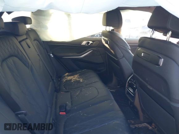 2024 BMW X5 xDrive40i z VIN 5UX23EU06R9T45953, wystawiony jako IAAI lot #41338362 z przebiegiem 33 943 mil mil oraz . Historia ofert i sprzedaży dostępna na DreamBid. Obrazek 8.