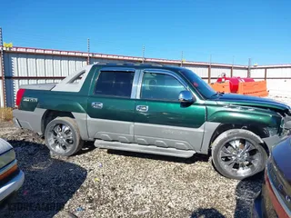 2002 Chevrolet Avalanche with VIN 3GNEC13T62G263379, listed as a IAAI auction lot 40907582 with 220,309 mi miles. Bid and sale history available at carsss.com. Image 13.