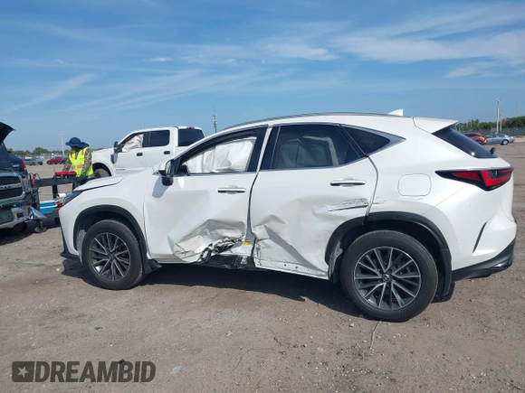 2024 Lexus NX 350 Premium z VIN JTJGGCEZ5R5008594, wystawiony jako IAAI lot #41643849 z przebiegiem 13 519 mil mil oraz . Historia ofert i sprzedaży dostępna na DreamBid. Obrazek 14.