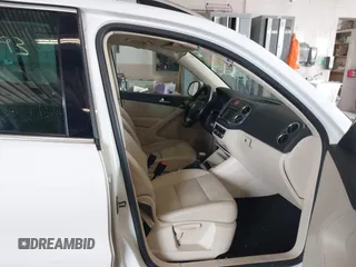 2010 Volkswagen Tiguan SEL with VIN WVGAV7AX6AW514729, listed as a IAAI auction lot 42433993 with 185,980 mi miles and . Bid and sale history available at DreamBid. Image 5.