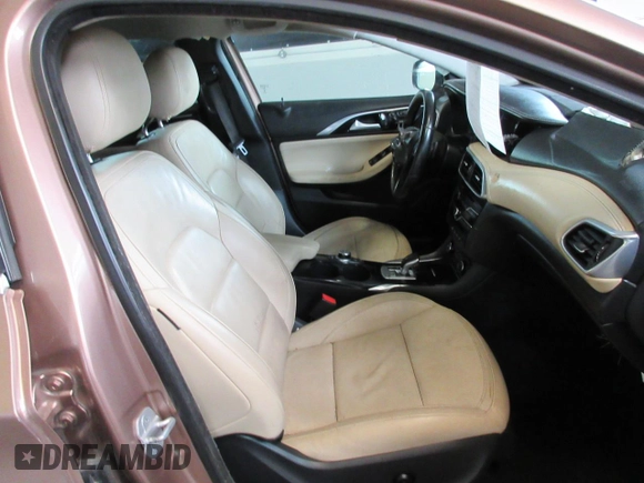 2017 Infiniti QX30 Luxury z VIN SJKCH5CR6HA023217, wystawiony jako Copart lot #78500384 z przebiegiem 62 281 mil mil oraz Czysty tytuł • Clean title. Historia ofert i sprzedaży dostępna na DreamBid. Obrazek 5.