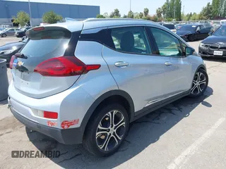 2017 Chevrolet Bolt EV Premier z VIN 1G1FX6S05H4141097, wystawiony jako IAAI lot #42164351 z przebiegiem 93 210 mil mil oraz . Historia ofert i sprzedaży dostępna na DreamBid. Obrazek 4.