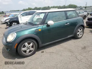 2009 MINI Hardtop z VIN WMWMF33569TU74858, wystawiony jako Copart lot #59397785 z przebiegiem 139 757 mil mil oraz Czysty tytuł • Clean title. Historia ofert i sprzedaży dostępna na DreamBid. Obrazek 1.