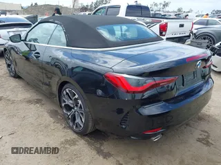 2025 BMW 4 Series 430i z VIN WBA33DB08SCU35159, wystawiony jako IAAI lot #42019631 z przebiegiem 895 mil mil oraz . Historia ofert i sprzedaży dostępna na DreamBid. Obrazek 3.