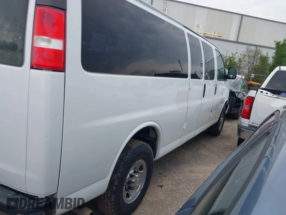 2019 Chevrolet Express Passenger LT z VIN 1GAZGPFG3K1364936, wystawiony jako IAAI lot #42137561 z przebiegiem 33 624 mil mil oraz . Historia ofert i sprzedaży dostępna na DreamBid. Obrazek 13.