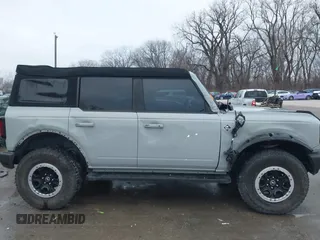 2023 Ford Bronco z VIN 1FMEE5DP3PLB33884, wystawiony jako IAAI lot #41202669 z przebiegiem 58 749 mil mil oraz . Historia ofert i sprzedaży dostępna na DreamBid. Obrazek 13.