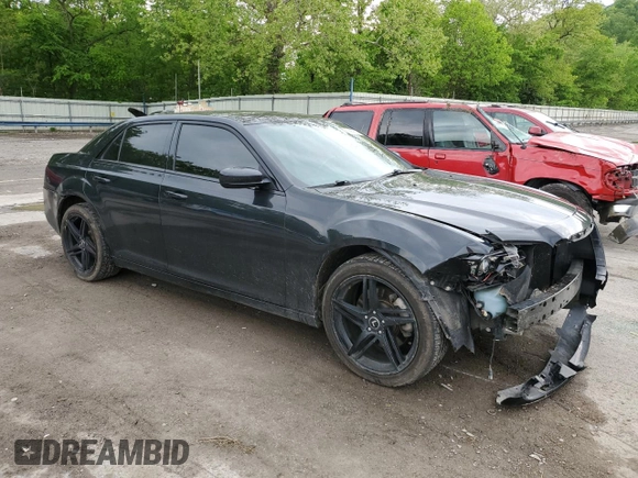 2014 Chrysler 300 S z VIN 2C3CCAGG1EH297607, wystawiony jako Copart lot #56889285 z przebiegiem 136 485 mil mil oraz Szkoda całkowita • Salvage title. Historia ofert i sprzedaży dostępna na DreamBid. Obrazek 4.