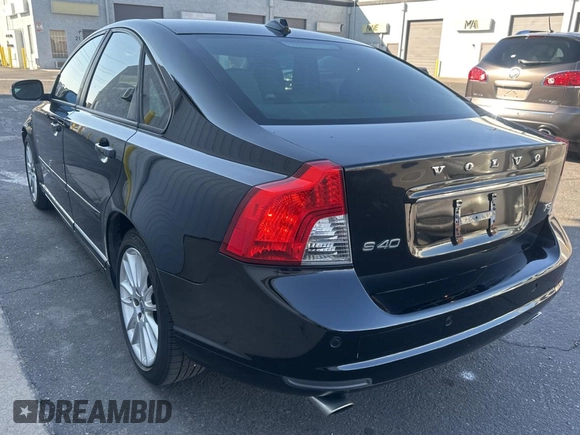 2011 Volvo S40 with VIN YV1672MS5B2539213, listed as a Copart auction lot 43647275 with 124,283 mi miles and Clean Title. Bid and sale history available at carsss.com. Image 3.