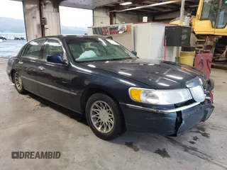 2001 Lincoln Town Car Signature z VIN 1LNHM82WX1Y665462, wystawiony jako IAAI lot #41174160 z przebiegiem Nie podano mil oraz . Historia ofert i sprzedaży dostępna na DreamBid. Obrazek 1.