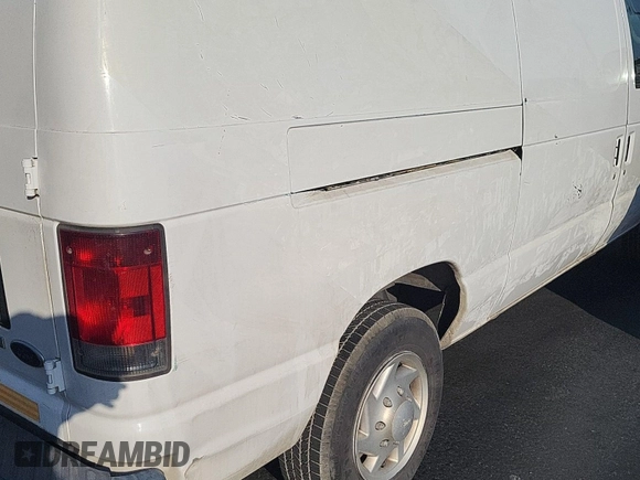 2013 Ford Econoline Cargo Commercial z VIN 1FTNE1EW1DDA61995, wystawiony jako IAAI lot #42516622 z przebiegiem 182 503 mil mil oraz . Historia ofert i sprzedaży dostępna na DreamBid. Obrazek 33.