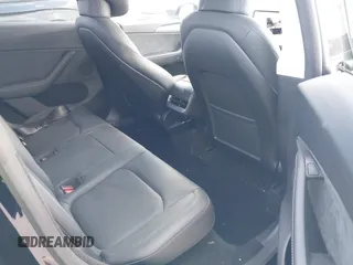2024 Tesla Model Y Long Range z VIN 7SAYGDEE9RA293261, wystawiony jako IAAI lot #42118735 z przebiegiem 11 454 mil mil oraz . Historia ofert i sprzedaży dostępna na DreamBid. Obrazek 8.