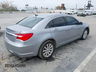 2013 Chrysler 200 Touring z VIN 1C3CCBBB5DN672082, wystawiony jako IAAI lot #42352481 z przebiegiem 170 311 mil mil oraz . Historia ofert i sprzedaży dostępna na DreamBid. Obrazek 4.