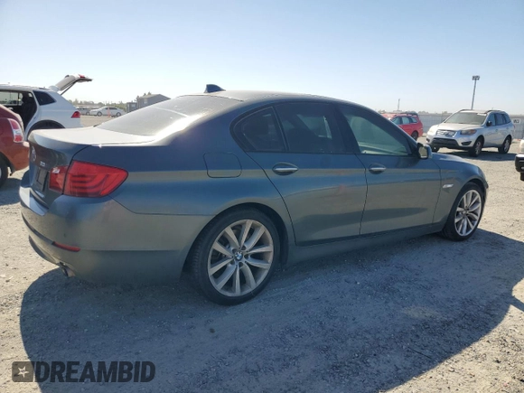2011 BMW 5 Series 535i z VIN WBAFR7C55BC807077, wystawiony jako Copart lot #55354805 z przebiegiem Nie podano mil oraz Szkody całkowita. Historia ofert i sprzedaży dostępna na DreamBid. Obrazek 3.