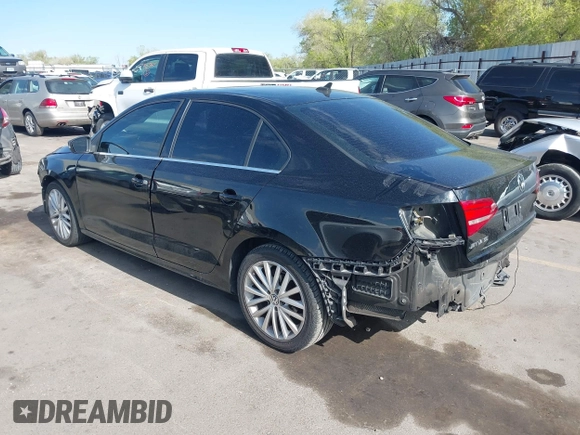 2015 Volkswagen Jetta SE z VIN 3VWD17AJ4FM235602, wystawiony jako IAAI lot #42073616 z przebiegiem 183 291 mil mil oraz . Historia ofert i sprzedaży dostępna na DreamBid. Obrazek 3.
