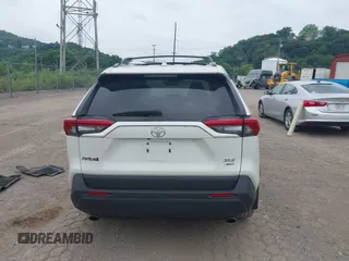 2022 Toyota RAV4 XLE Premium z VIN 2T3A1RFV4NW287421, wystawiony jako IAAI lot #42602371 z przebiegiem 59 294 mil mil oraz . Historia ofert i sprzedaży dostępna na DreamBid. Obrazek 16.