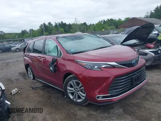 2024 Toyota Sienna Platinum z VIN 5TDESKFC3RS119135, wystawiony jako IAAI lot #42313542 z przebiegiem 11 509 mil mil oraz . Historia ofert i sprzedaży dostępna na DreamBid. Obrazek 1.