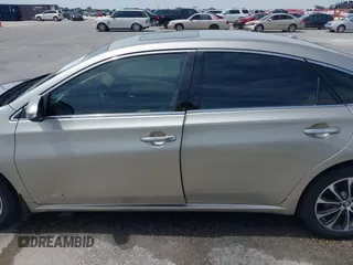 2018 Toyota Avalon Hybrid XLE Plus z VIN 4T1BD1EB5JU060570, wystawiony jako IAAI lot #42270625 z przebiegiem 100 010 mil mil oraz . Historia ofert i sprzedaży dostępna na DreamBid. Obrazek 13.