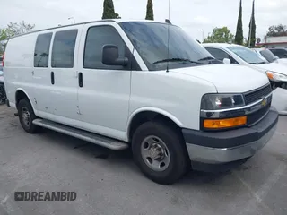 2022 Chevrolet Express Cargo z VIN 1GCWGAFP0N1146450, wystawiony jako IAAI lot #42119739 z przebiegiem 50 440 mil mil oraz . Historia ofert i sprzedaży dostępna na DreamBid. Obrazek 1.