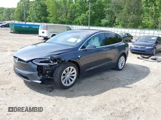 2017 Tesla Model X 90D z VIN 5YJXCBE20HF070235, wystawiony jako IAAI lot #42099344 z przebiegiem 57 686 mil mil oraz . Historia ofert i sprzedaży dostępna na DreamBid. Obrazek 2.