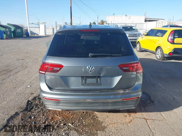 2018 Volkswagen Tiguan SEL z VIN 3VV3B7AXXJM088230, wystawiony jako IAAI lot #41680855 z przebiegiem 130 807 mil mil oraz . Historia ofert i sprzedaży dostępna na DreamBid. Obrazek 16.