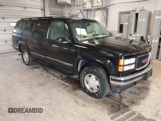 1999 GMC Suburban z VIN 3GKFK16R3XG529761, wystawiony jako IAAI lot #42272646 z przebiegiem 269 114 mil mil oraz . Historia ofert i sprzedaży dostępna na DreamBid. Obrazek 1.