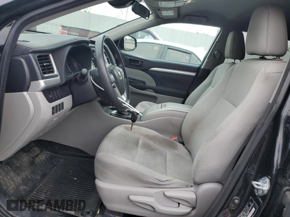 2018 Toyota Highlander LE z VIN 5TDBZRFH3JS817557, wystawiony jako Copart lot #56109035 z przebiegiem 132 053 mil mil oraz Szkoda całkowita • Salvage title. Historia ofert i sprzedaży dostępna na DreamBid. Obrazek 7.