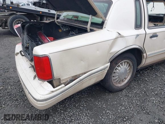 1996 Lincoln Town Car Cartier z VIN 1LNLM83WXTY652495, wystawiony jako IAAI lot #41538281 z przebiegiem 221 804 mil mil oraz . Historia ofert i sprzedaży dostępna na DreamBid. Obrazek 12.