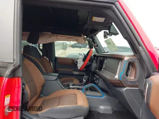 2022 Ford Bronco z VIN 1FMDE5DH7NLA98557, wystawiony jako IAAI lot #41746093 z przebiegiem 61 718 mil mil oraz . Historia ofert i sprzedaży dostępna na DreamBid. Obrazek 5.