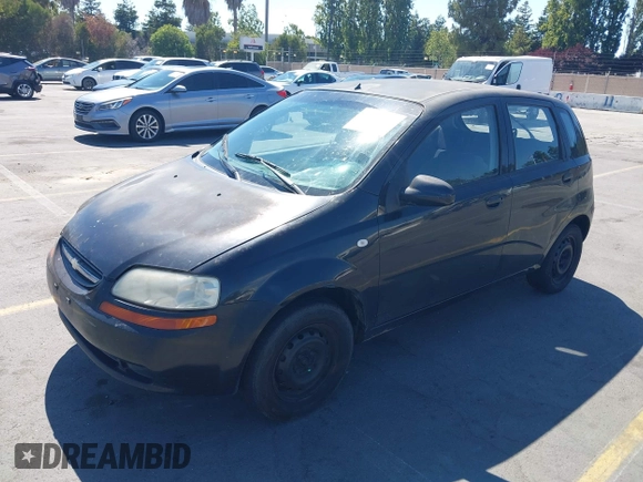 2006 Chevrolet Aveo LS z VIN KL1TD66686B523769, wystawiony jako IAAI lot #42835077 z przebiegiem Nie podano mil oraz . Historia ofert i sprzedaży dostępna na DreamBid. Obrazek 2.