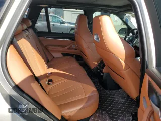 2017 BMW X5 M z VIN 5YMKT6C58H0U38973, wystawiony jako Copart lot #47422705 z przebiegiem 54 567 mil mil oraz Czysty tytuł • Clean title. Historia ofert i sprzedaży dostępna na DreamBid. Obrazek 10.