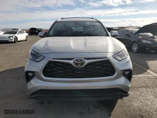 2022 Toyota Highlander XLE with VIN 5TDHZRBH1NS586955, listed as a Copart auction lot 43967865 with 33,214 mi miles and Salvage Title. Bid and sale history available at carsss.com. Image 5.