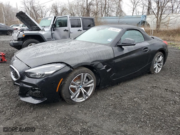 2025 BMW Z4 sDrive30i with VIN WBAHF3C06SWY43759, listed as a Copart auction lot 52188975 with 1,638 mi miles and Salvage Title. Bid and sale history available at carsss.com. Image 1.