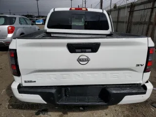 2023 Nissan Frontier SV z VIN 1N6ED1EJ8PN669001, wystawiony jako Copart lot #57530255 z przebiegiem 2 718 mil mil oraz Szkoda całkowita • Salvage title. Historia ofert i sprzedaży dostępna na DreamBid. Obrazek 6.