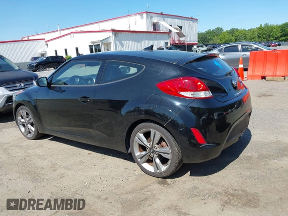 2016 Hyundai Veloster z VIN KMHTC6AD0GU249986, wystawiony jako IAAI lot #42361364 z przebiegiem 131 111 mil mil oraz . Historia ofert i sprzedaży dostępna na DreamBid. Obrazek 3.