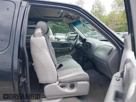 2003 Ford F-150 XL с VIN 1FTRX18L33NA44556, выставлен на аукционе IAAI как лот 42845613 с пробегом 172 830 миль миль и . История ставок и продаж доступна на DreamBid. Изображение 5.