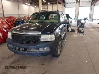2007 Lincoln Navigator z VIN 5LMFU28597LJ00335, wystawiony jako IAAI lot #41291436 z przebiegiem 131 938 mil mil oraz . Historia ofert i sprzedaży dostępna na DreamBid. Obrazek 2.