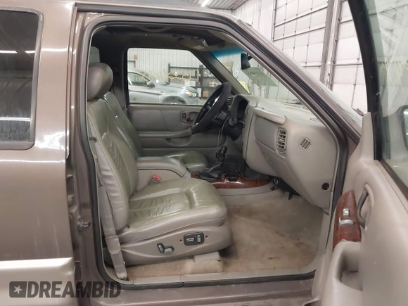 2001 Oldsmobile Bravada z VIN 1GHDT13W812133670, wystawiony jako IAAI lot #42224085 z przebiegiem 159 995 mil mil oraz . Historia ofert i sprzedaży dostępna na DreamBid. Obrazek 5.