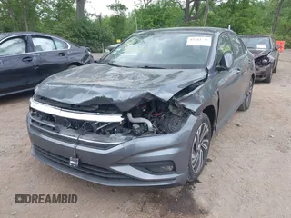 2021 Volkswagen Jetta SEL Premium z VIN 3VWG57BU8MM017203, wystawiony jako IAAI lot #42263741 z przebiegiem 26 556 mil mil oraz . Historia ofert i sprzedaży dostępna na DreamBid. Obrazek 2.