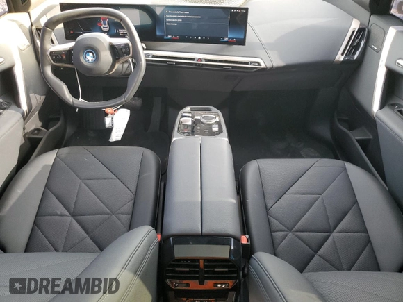 2024 BMW iX xDrive50 z VIN WB523CF02RCS04556, wystawiony jako Copart lot #51800655 z przebiegiem 7 915 mil mil oraz Czysty tytuł • Clean title. Historia ofert i sprzedaży dostępna na DreamBid. Obrazek 8.