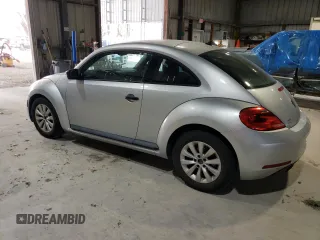 2014 Volkswagen Beetle Entry z VIN 3VWF17AT8EM645912, wystawiony jako Copart lot #49214225 z przebiegiem 152 204 mil mil oraz Czysty tytuł • Clean title. Historia ofert i sprzedaży dostępna na DreamBid. Obrazek 2.