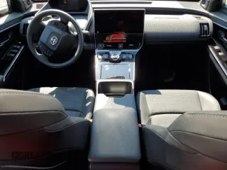 2023 Toyota bZ4X XLE z VIN JTMABACA1PA036308, wystawiony jako Copart lot #55640284 z przebiegiem Nie podano mil oraz . Historia ofert i sprzedaży dostępna na DreamBid. Obrazek 8.