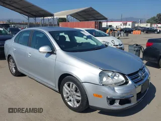 2008 Volkswagen Jetta SE z VIN 3VWRM71KX8M191212, wystawiony jako IAAI lot #42660632 z przebiegiem 198 459 mil mil oraz . Historia ofert i sprzedaży dostępna na DreamBid. Obrazek 1.