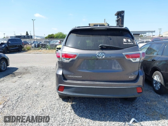 2015 Toyota Highlander XLE z VIN 5TDKKRFH8FS050848, wystawiony jako IAAI lot #42279034 z przebiegiem 101 053 mil mil oraz . Historia ofert i sprzedaży dostępna na DreamBid. Obrazek 17.