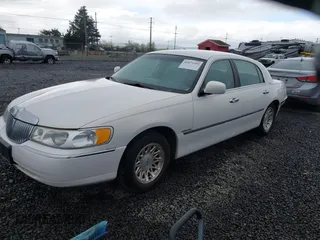 1999 Lincoln Town Car Signature z VIN 1LNFM82W0XY603679, wystawiony jako IAAI lot #41871509 z przebiegiem 109 638 mil mil oraz . Historia ofert i sprzedaży dostępna na DreamBid. Obrazek 17.